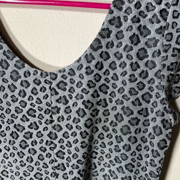 John Robert’s Dress Sz 16 Grey /Silver Animal Print - Picture 2 of 7